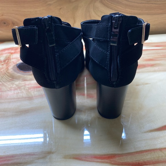 Top Moda Chunky Heel Open Toe Sandal - Picture 4 of 10